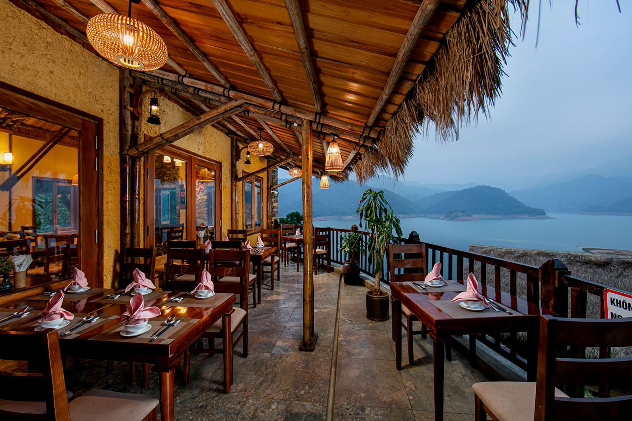 Không gian nhà hàng tại Mai Châu Hideaway